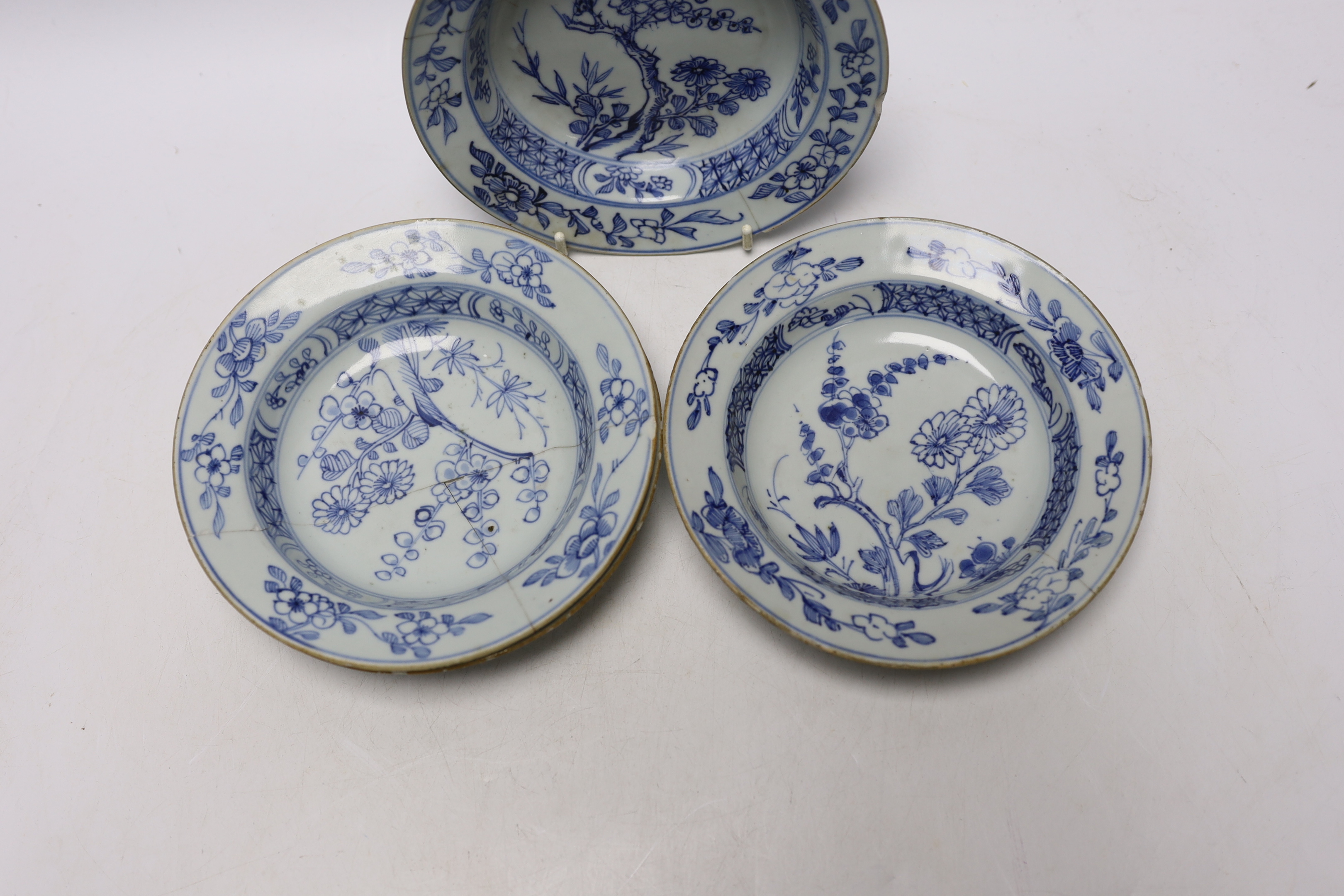 A set of six Chinese blue and white bowls, Kangxi/Yongzheng period, 16cm in diameter